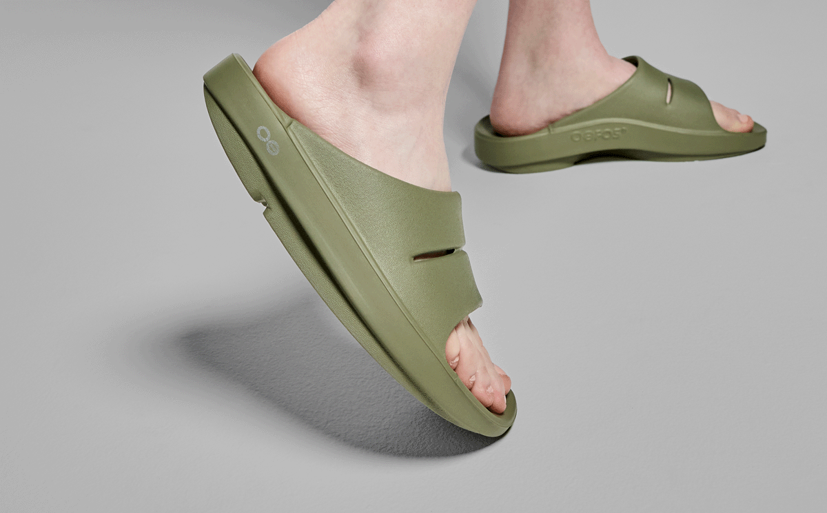 Women's OOahh Slide Sandal - Foliage close up of shoe on model in studio | lifestyle
