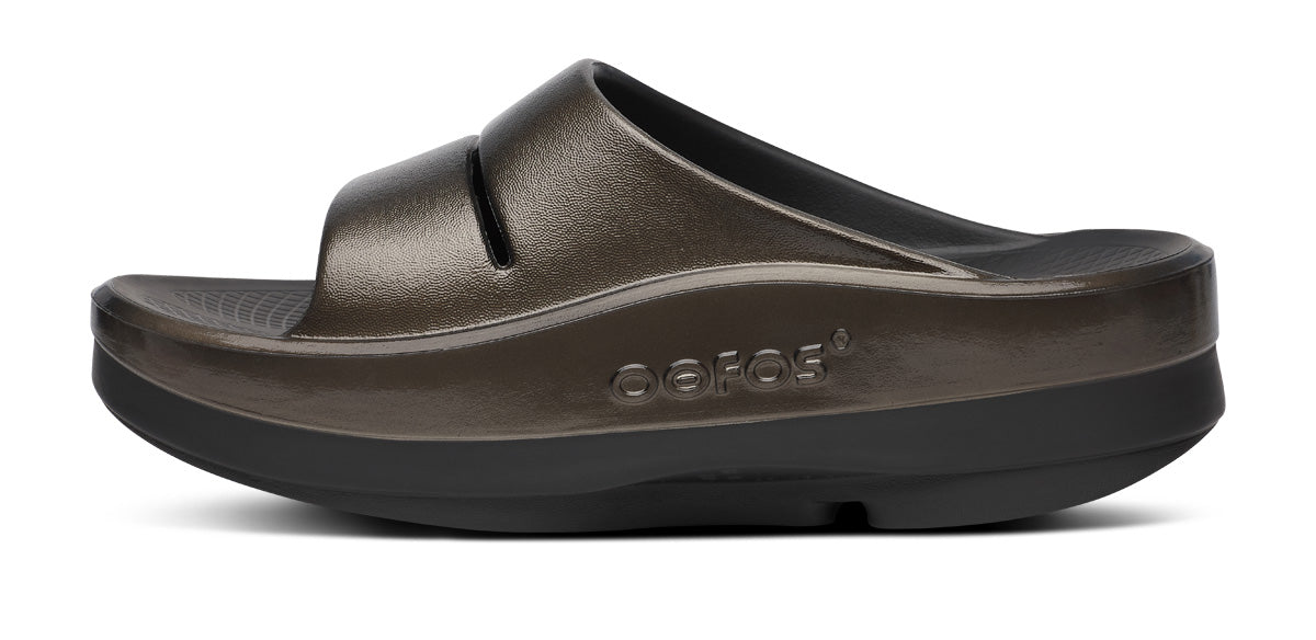 Women's OOmega OOahh Stacked Sandal - Titanium Mirror medial view