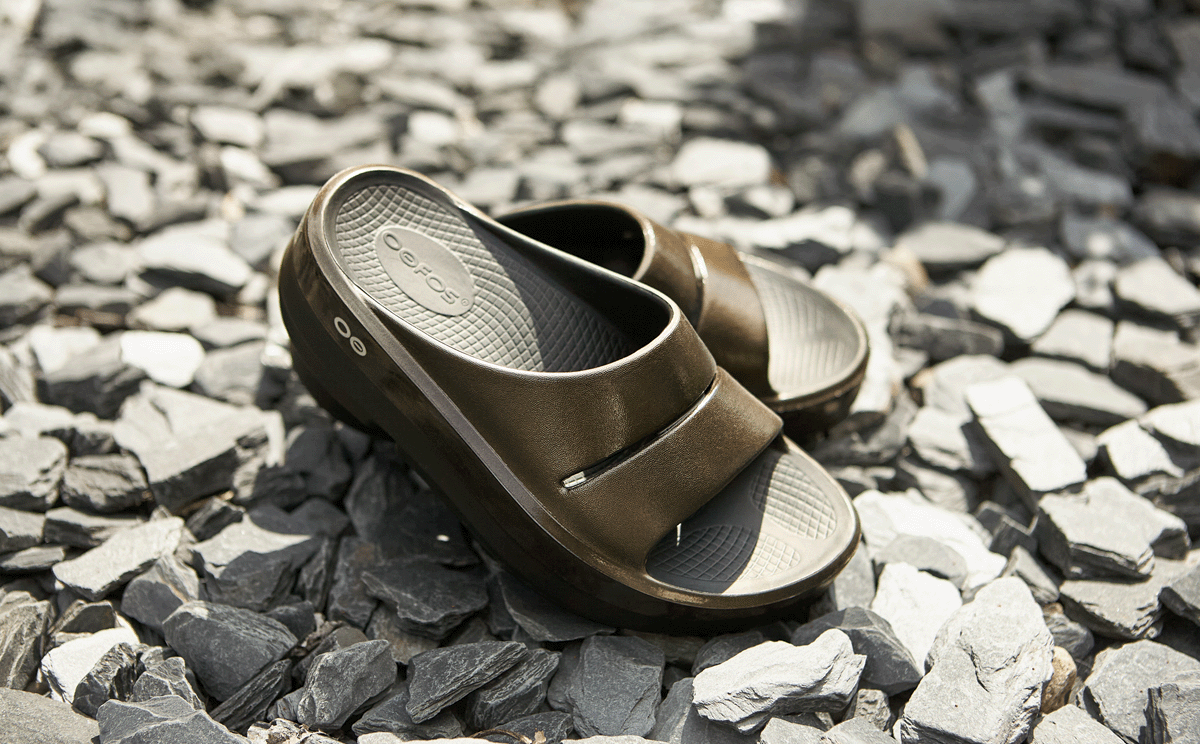 Women's OOmega OOahh Stacked Sandal - Titanium Mirror shoes on rocks | lifestyle