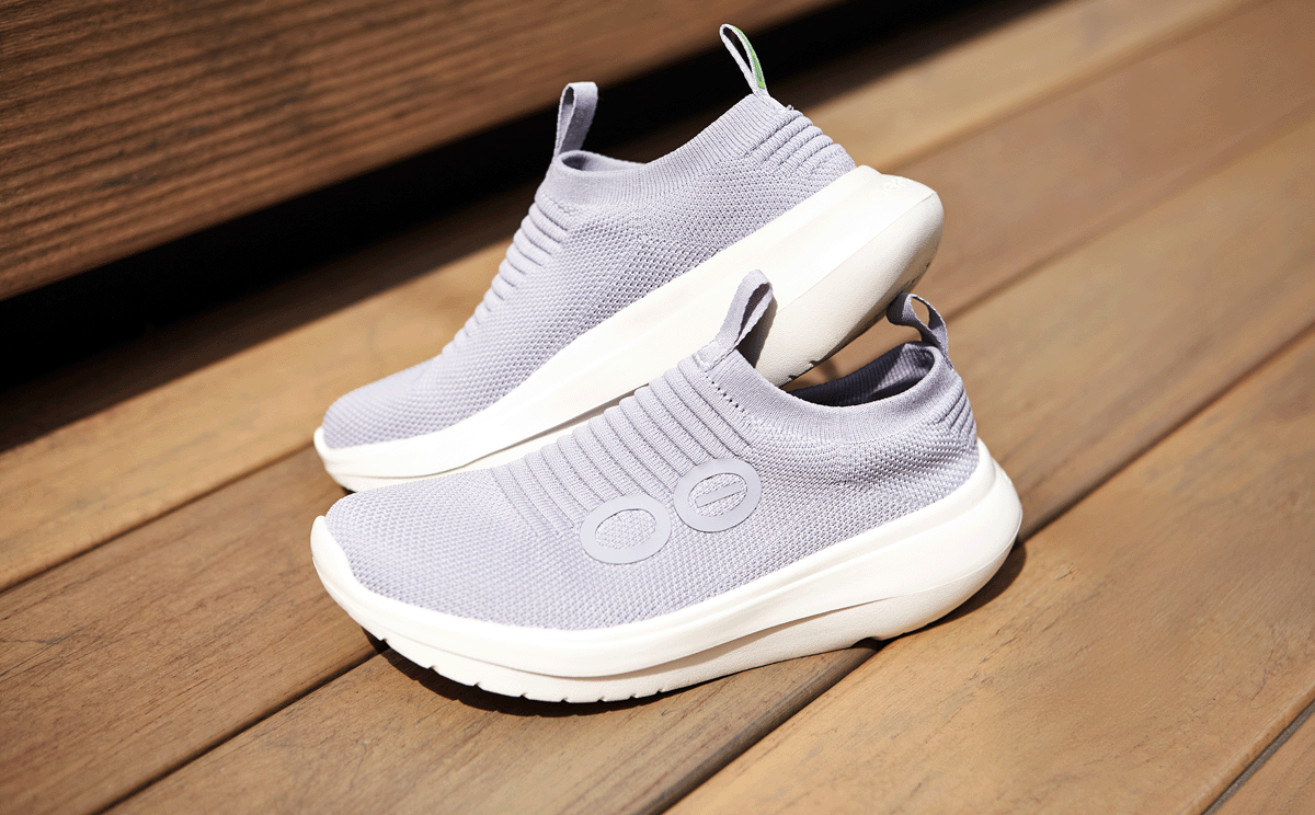 Women's OOmy Zen - Spacedust product on wooden bench | lifestyle