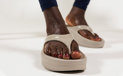 Women's Nomad OOmega OOlala Life Style studio close up image of front view of shoe | lifestyle