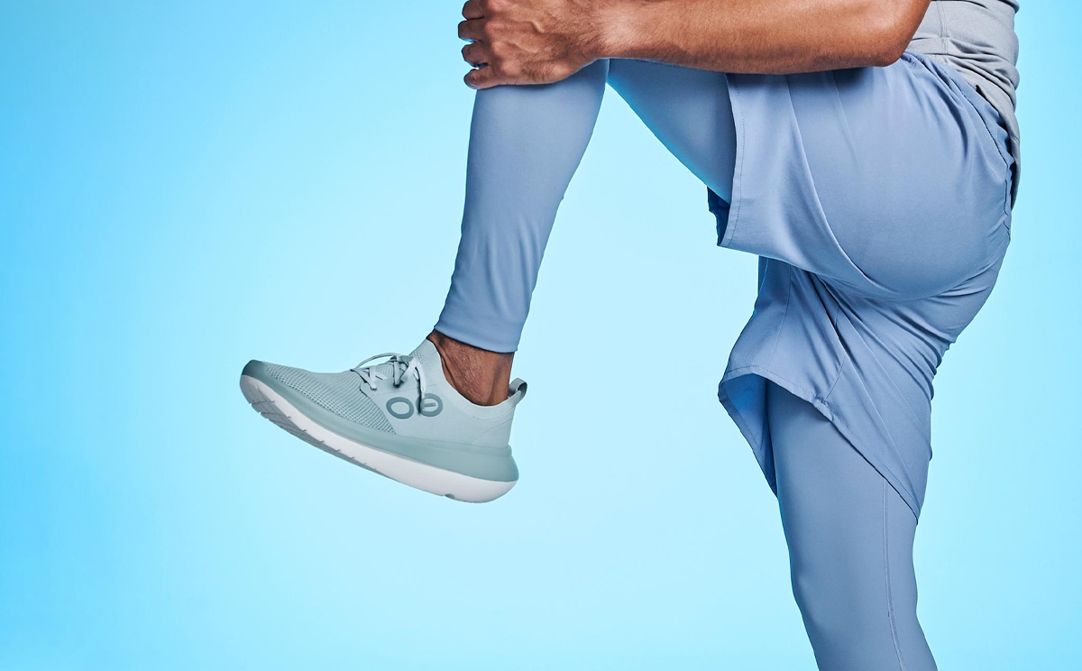 Men's OOmy Stride - Mist male in studio against blue background | lifestyle