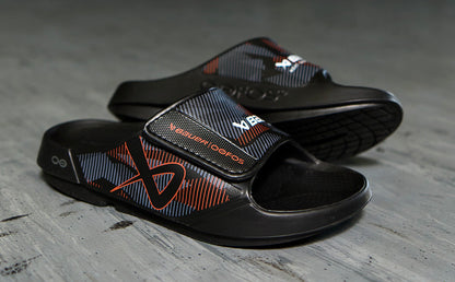 BAUER/OOFOS Men's OOahh Sport Flex Sandal – Black close up image of design on shoes