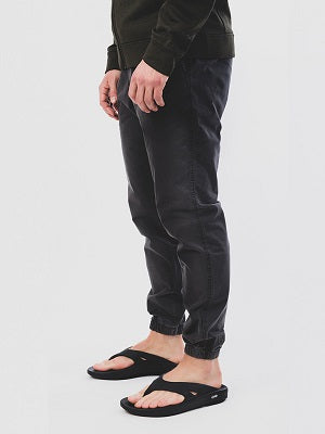 Men's OOriginal Sandal - Black - OOFOS model standing in shoes 